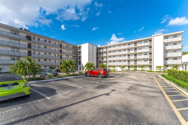 14180 SW 84th St in Miami, FL - Foto de edificio - Building Photo