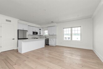 22 Sagamore Hill Dr in Port Washington, NY - Building Photo - Building Photo