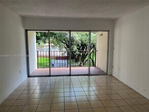 9190 Fontainebleau Blvd in Miami, FL - Building Photo - Building Photo