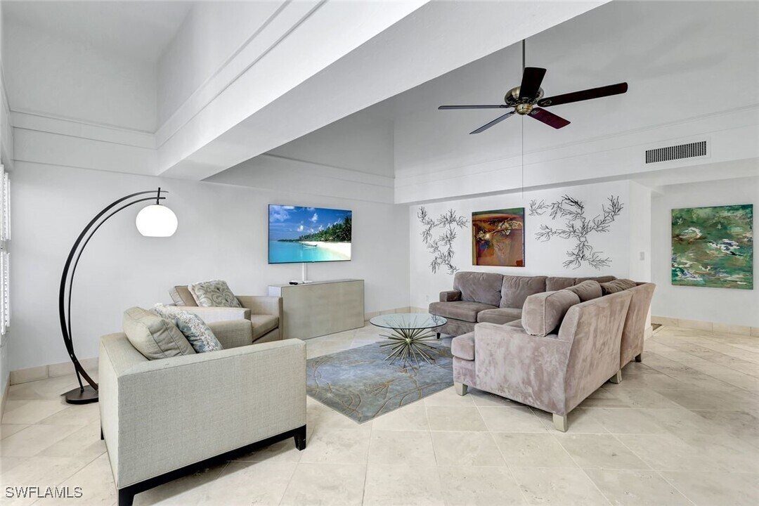 6790 Pelican Bay Blvd in Naples, FL - Building Photo