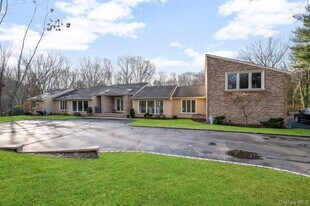 90 Rodeo Dr in Syosset, NY - Building Photo