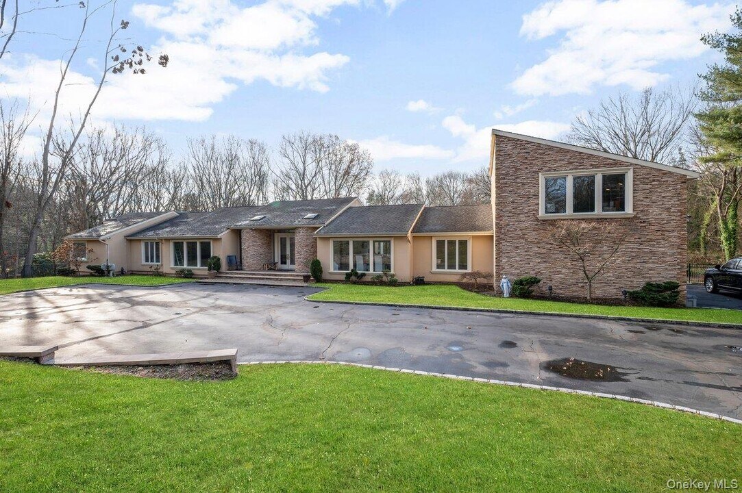 90 Rodeo Dr in Syosset, NY - Building Photo