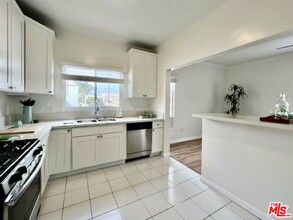6081 Pickford Pl in Los Angeles, CA - Building Photo - Building Photo