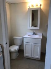 Dutchess Falls in Wappingers Falls, NY - Foto de edificio - Building Photo