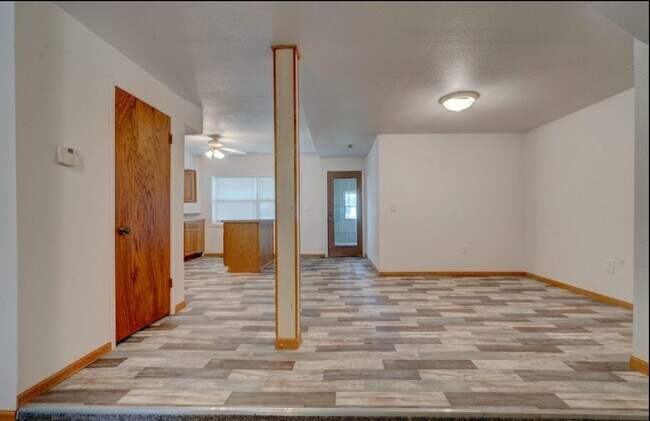 208 W Main St in Dunkerton, IA - Foto de edificio - Building Photo