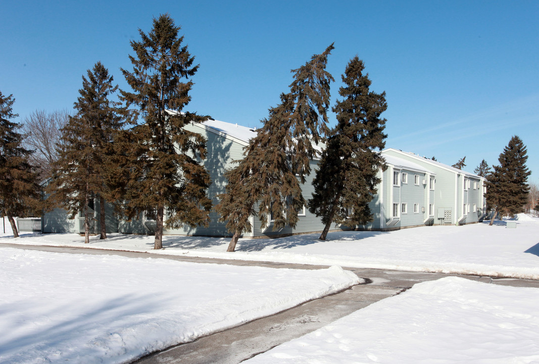 Brook Gardens Apartments & Townhomes in Brooklyn Park, MN - Building Photo