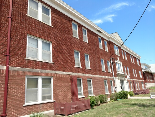 Bethel Apartments in Newton, KS - Building Photo - Building Photo