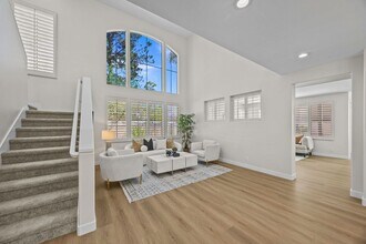 12 Calais in Newport Beach, CA - Foto de edificio - Building Photo