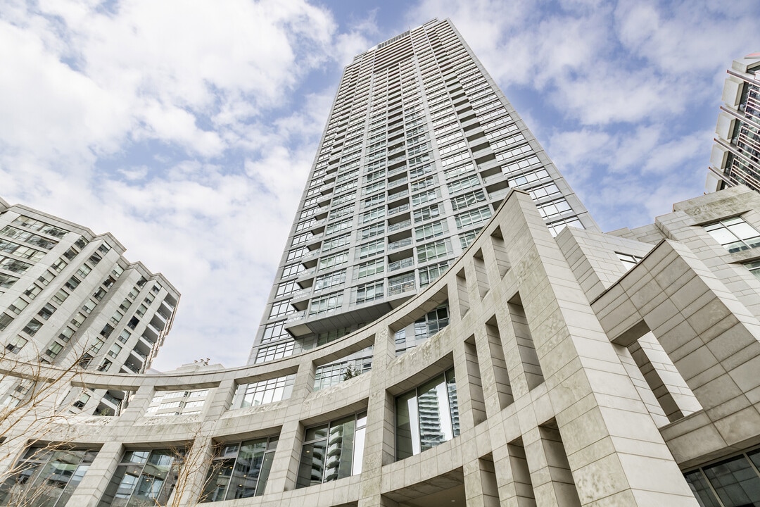 2181 Yonge St in Toronto, ON - Building Photo