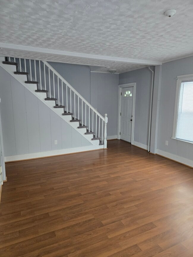 33 New St, Unit Half a duplex in Mapleville, RI - Foto de edificio - Building Photo