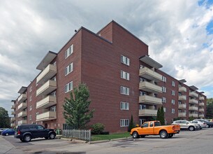 Geneva Court in St Catharines, ON - Building Photo - Primary Photo