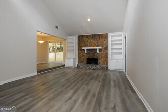8620 Glenwoods Dr in Riverdale, GA - Foto de edificio - Building Photo