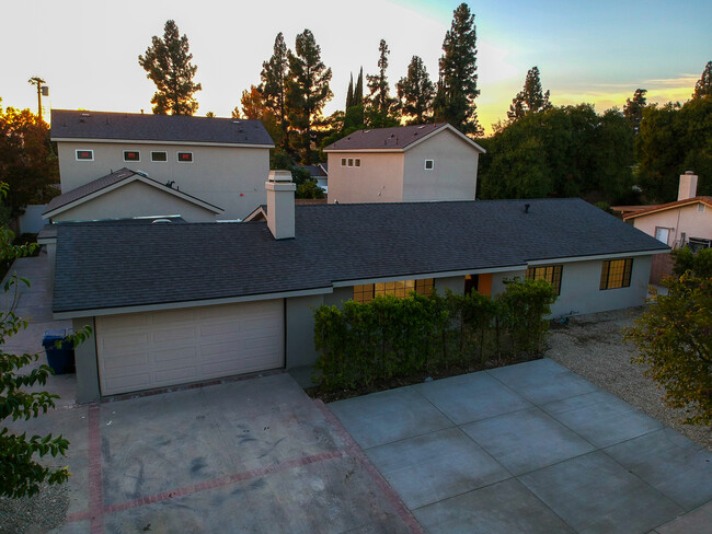 10419 Amigo Ave in Porter Ranch, CA - Foto de edificio - Building Photo