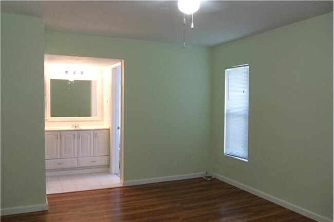 10975 SW 158th Terrace in Miami, FL - Foto de edificio - Building Photo