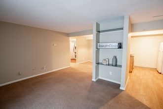 Westminster Place in Liverpool, NY - Foto de edificio - Building Photo