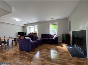 14370 Gringsby Ct in Centreville, VA - Foto de edificio - Building Photo