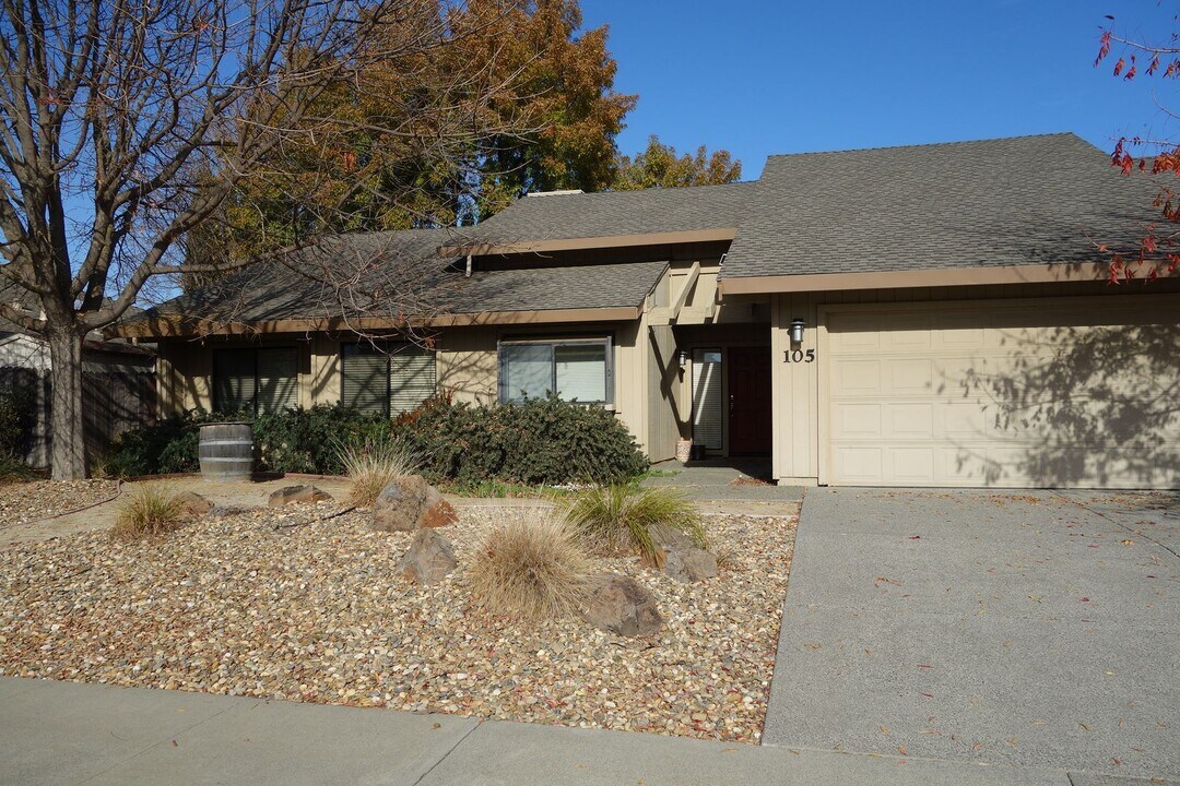 105 Almond Dr in Winters, CA - Building Photo