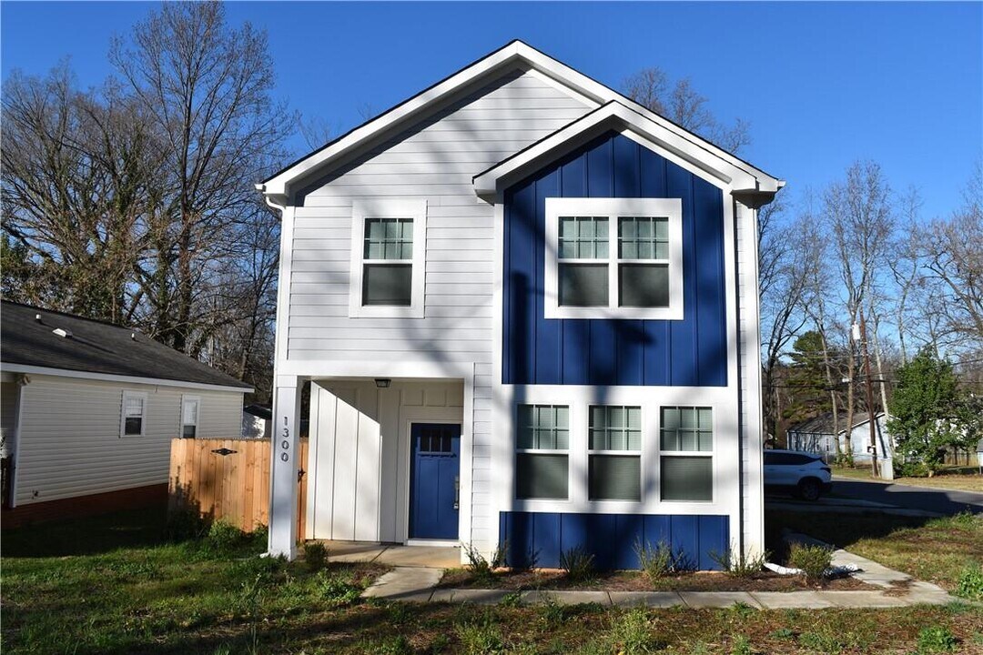 1300 Norris Ave in Charlotte, NC - Building Photo