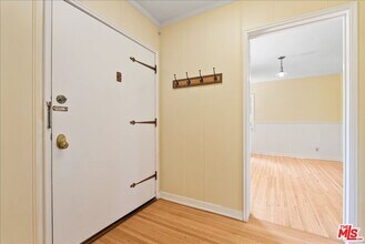 11930 Briarvale Ln in Los Angeles, CA - Foto de edificio - Building Photo