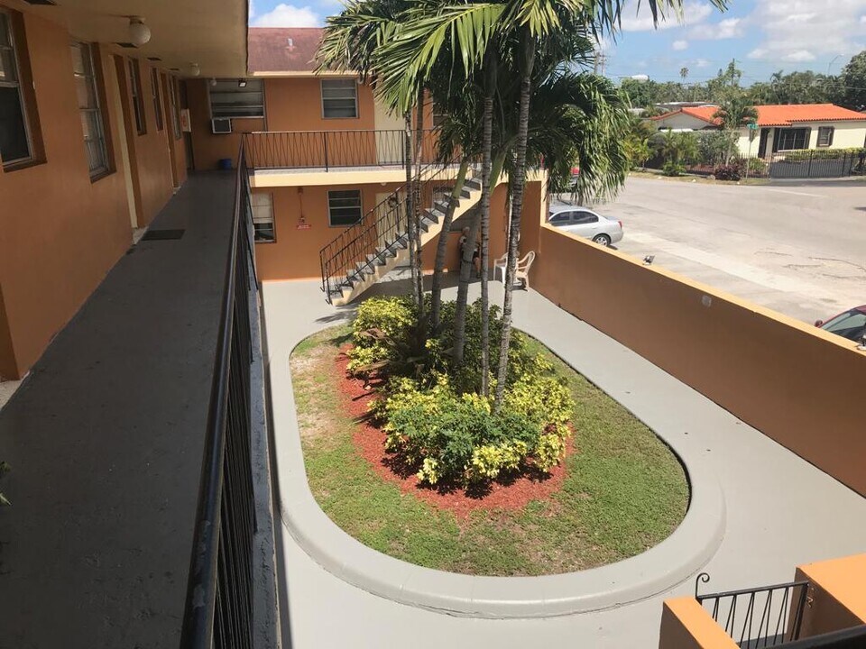 Northeast Point Properties in Hialeah, FL - Foto de edificio
