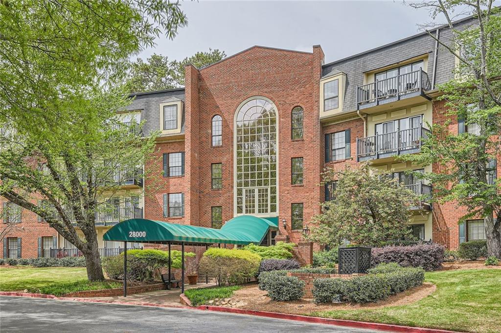 28311 Plantation Dr NE in Atlanta, GA - Foto de edificio