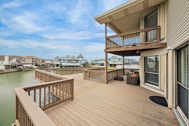 321 Admiral Cir in Tiki Island, TX - Building Photo - Building Photo