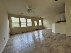 16623 Newglen Ln in Houston, TX - Foto de edificio - Building Photo