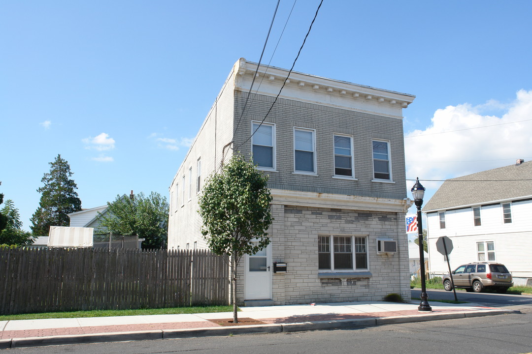 665 Roosevelt Ave in Carteret, NJ - Building Photo