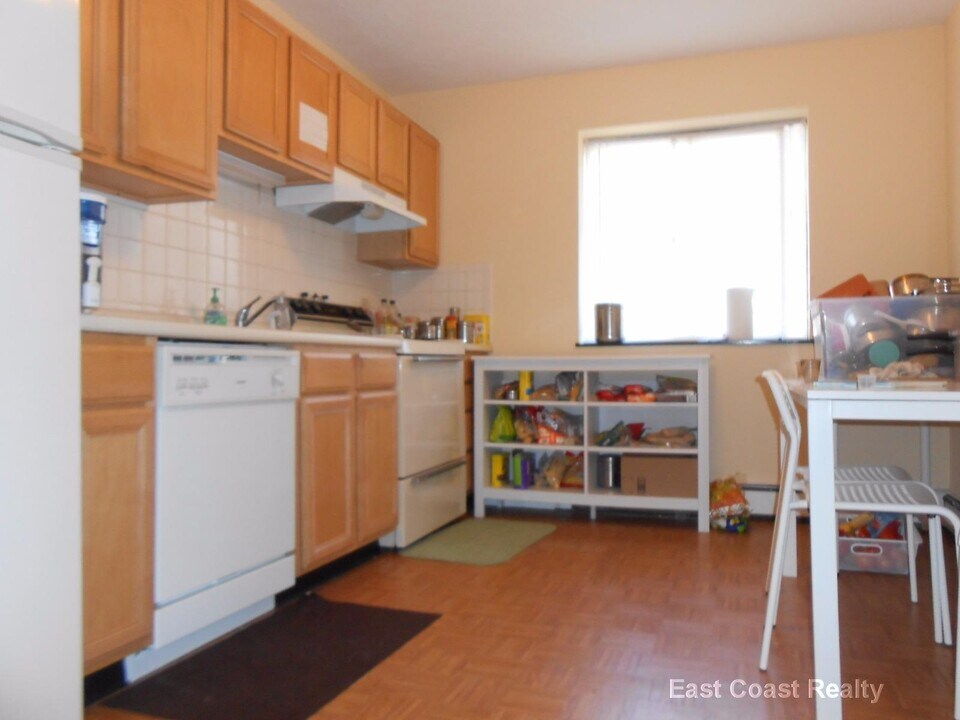 12 Cottage Ct in Newton, MA - Building Photo