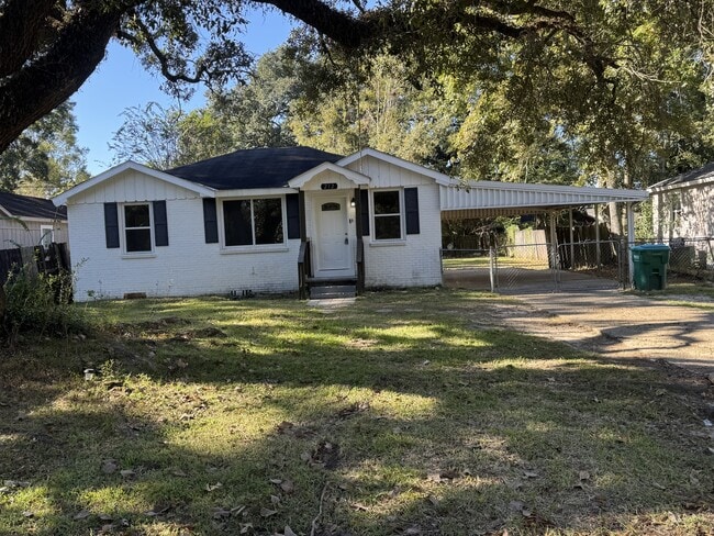 212 Hazelnut St in Denham Springs, LA - Building Photo - Building Photo