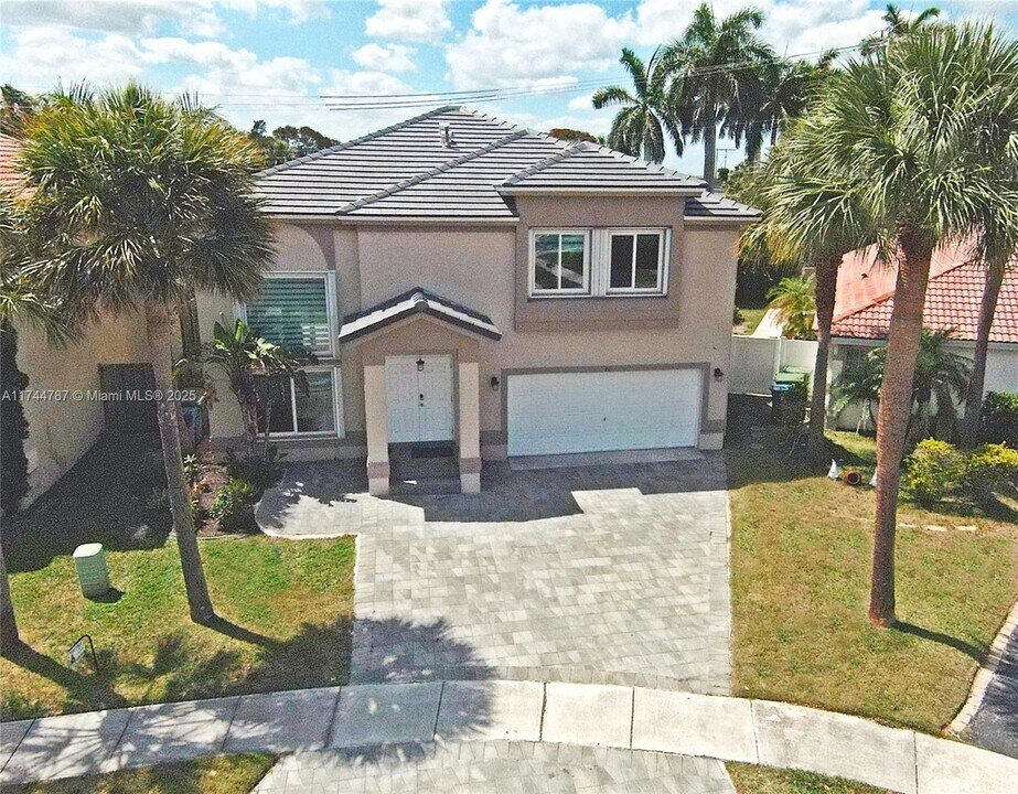 20 Gables Blvd in Weston, FL - Building Photo