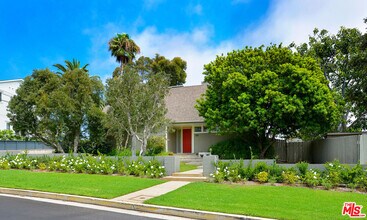 902 El Medio Ave in Los Angeles, CA - Building Photo - Building Photo