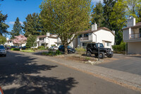 7304-7346 NE 142Nd Pl in Kirkland, WA - Foto de edificio - Building Photo