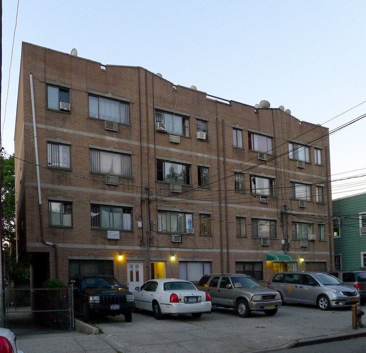 95-24 42nd Ave in Flushing, NY - Building Photo