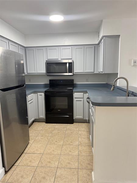 7630 Westwood Dr in Tamarac, FL - Foto de edificio - Building Photo