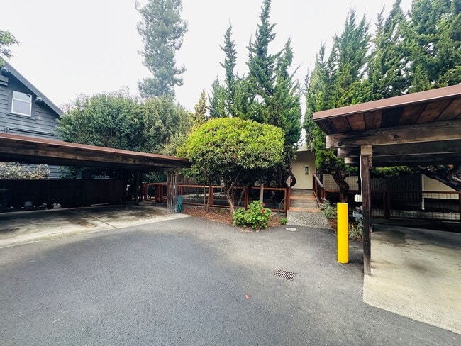 6135 Chabot Rd in Oakland, CA - Building Photo - Building Photo