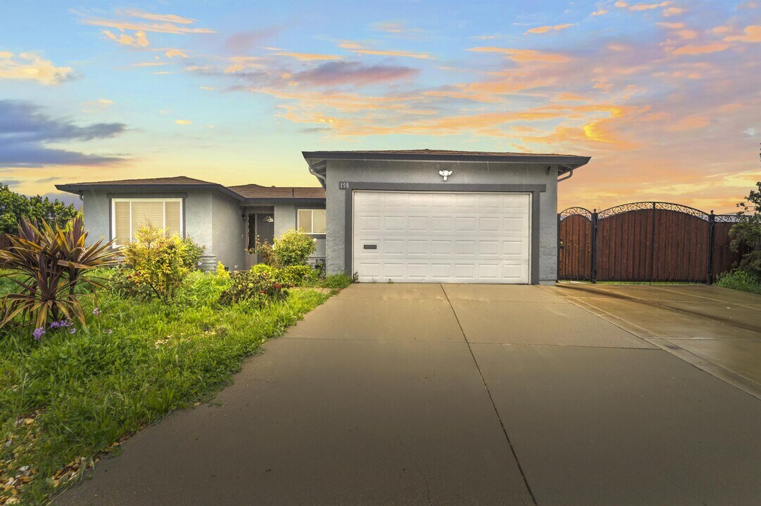 158 Covington Dr in Pittsburg, CA - Building Photo