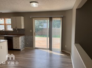 11629 Lone Pine Cir in Indianapolis, IN - Building Photo - Building Photo