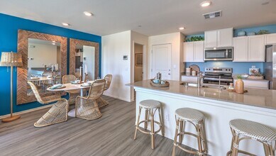 6034 Lily Garden St in North Las Vegas, NV - Foto de edificio - Building Photo