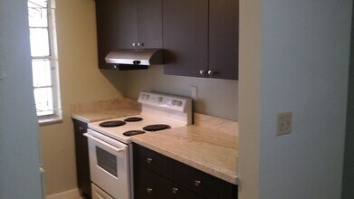 1135 W 35th Pl in Hialeah, FL - Foto de edificio - Building Photo