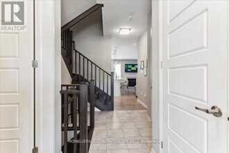 3440 Vernon Powell Dr in Oakville, ON - Building Photo - Building Photo