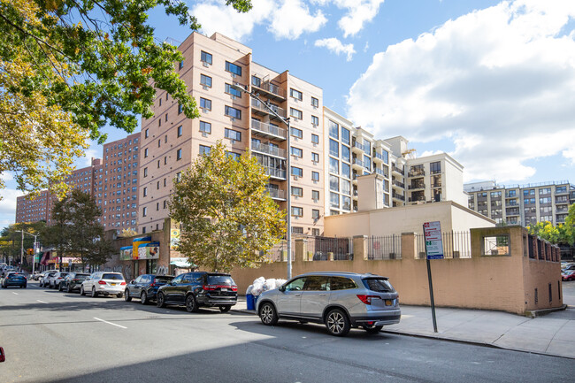 Bagga Tower in Rego Park, NY - Building Photo - Building Photo