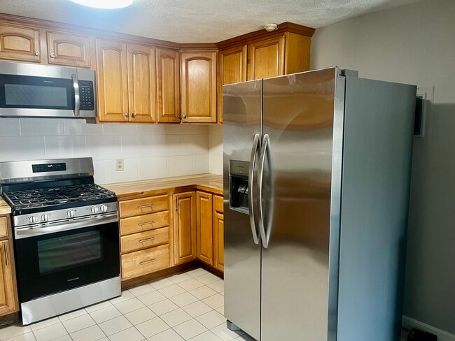 2 Karen Cir, Unit 17 in Billerica, MA - Building Photo - Building Photo