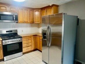 2 Karen Cir, Unit 17 in Billerica, MA - Foto de edificio - Building Photo