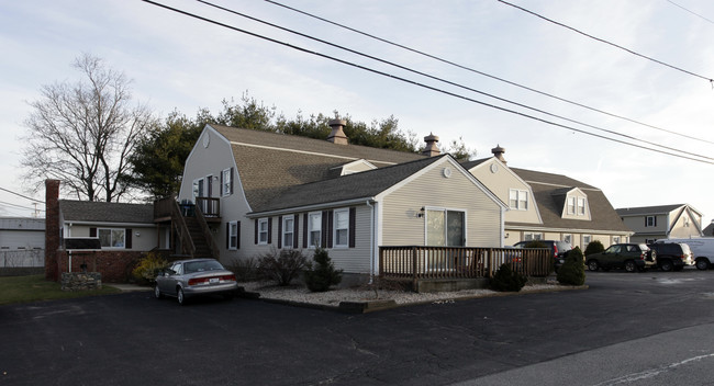 15-17 Massasoit Ave in Bristol, RI - Building Photo - Building Photo