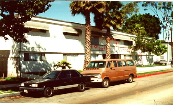 6889 N Long Beach Blvd in Long Beach, CA - Foto de edificio - Building Photo