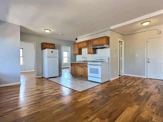 2260 Fairfield Ave in Bridgeport, CT - Building Photo - Building Photo