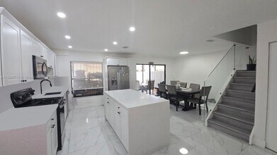 6100 W 26th Ct in Hialeah, FL - Building Photo - Building Photo
