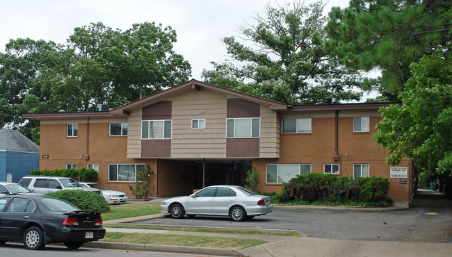 Bel-Aire Apartments in Norfolk, VA - Foto de edificio - Building Photo