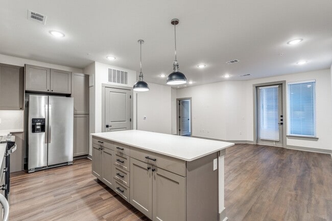 1950 Winrock Blvd in Houston, TX - Building Photo - Building Photo